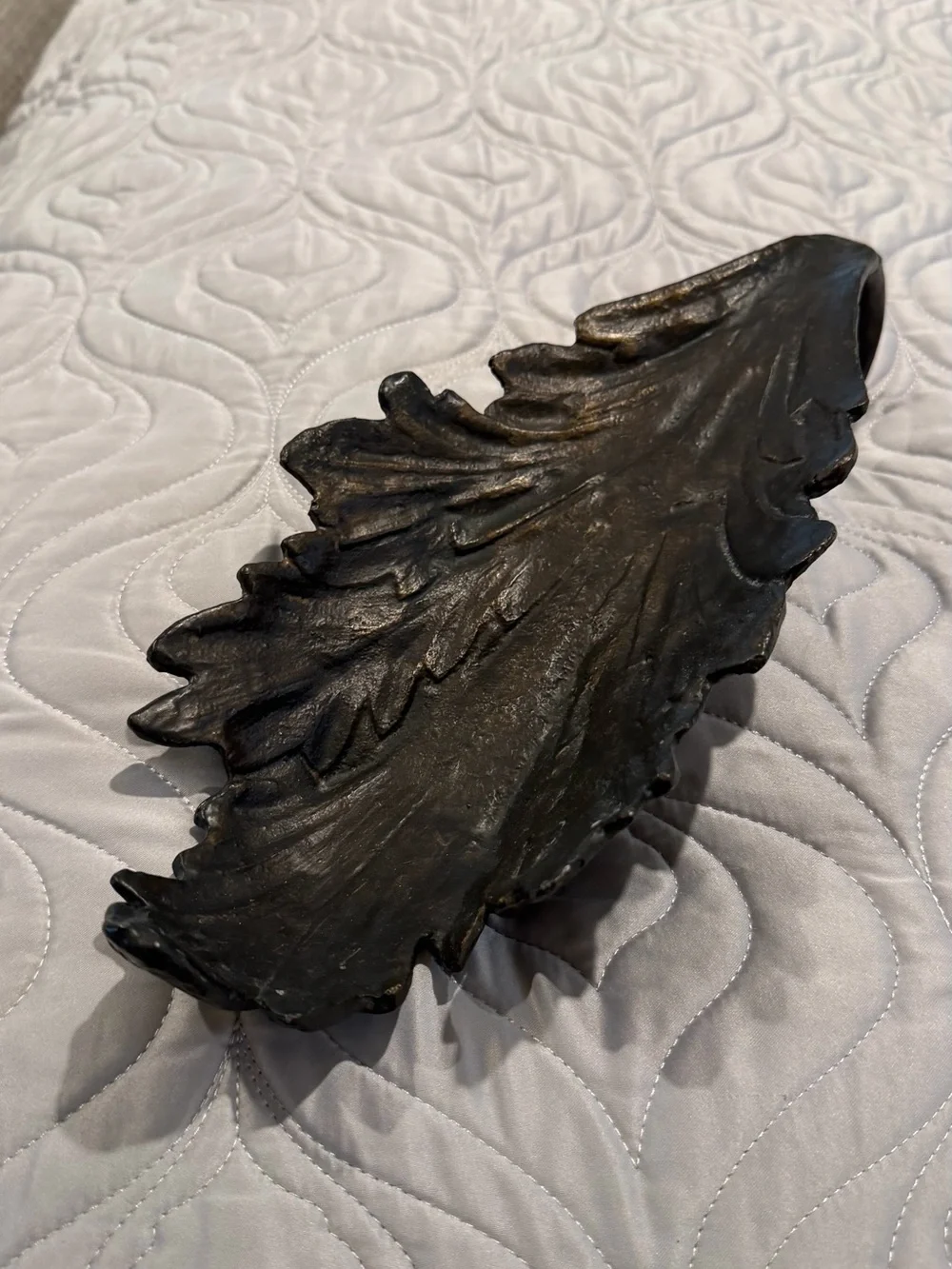 Antique-Style Dark Bronze Leaf table/trait holder